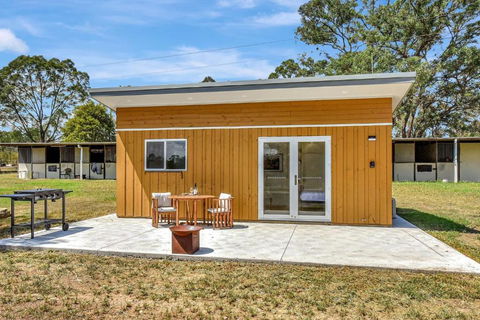 Odyssean Farmstay Cabin - Romantic Getaway, Roche Concert Bus Route & Nearby Wineries - Events Australia 0