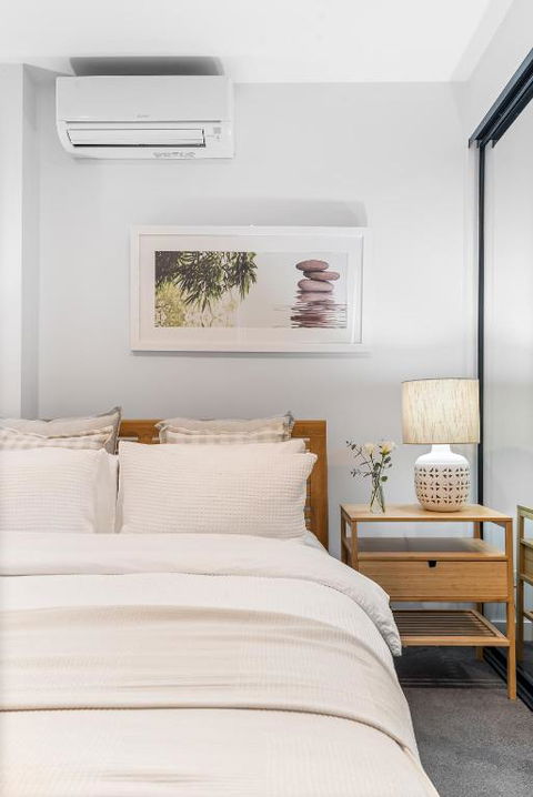 Park Life! Elegant & Sun-Filled 2 Bed 2 Bath Home In Caulfield North - Events Australia 1
