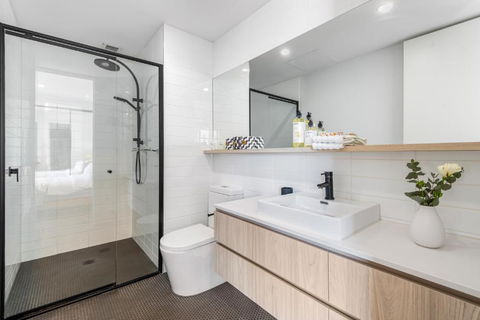 Park Life! Elegant & Sun-Filled 2 Bed 2 Bath Home In Caulfield North - Events Australia 2