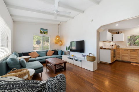 Peaceful And Renovated Original Beach House With Sweeping Views Of Gracetown - Events Australia 3