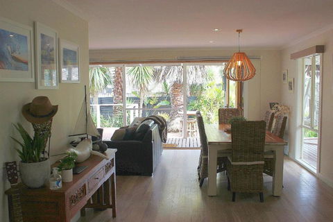 Palm Breeze At Sunset Strip - Events Australia 3