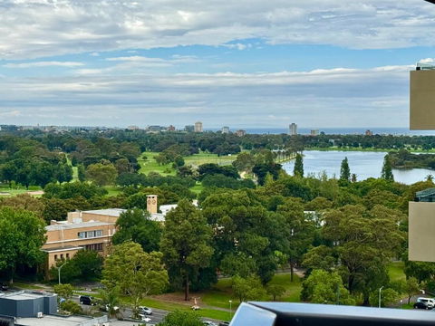 Panoramic View - Albert Park Lake & Shrine Views - Events Australia 0