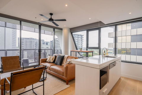 Panoramic View - Albert Park Lake & Shrine Views - Events Australia 1