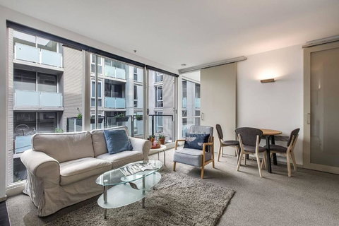 Parade Place - A Central Balcony Stay - Events Australia 1