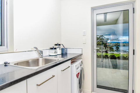 Paradise Point - Entire Home In Clarence Point, Tasmania Australia, 10 Guests 7 Bedrooms 7 Beds 3 Baths - Events Australia 3