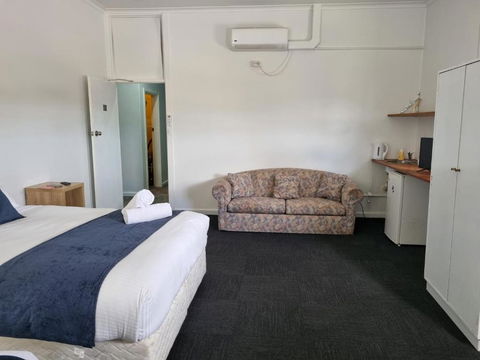 Parkes Hotel - Tourism Bookings 2