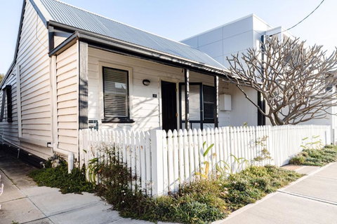 Pattys Cottage - Pet Friendly Home In Merewether - Events Australia 1