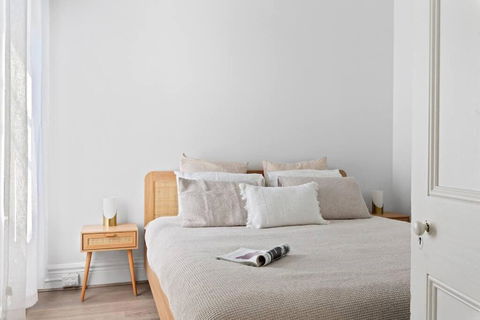 Peaceful 2 Bedroom With Private Backyard And BBQ - Events Australia 3