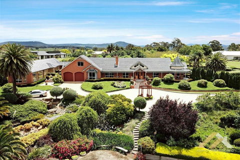 Perfect Entertainer-s Home With Pool - Accommodation Europe 0