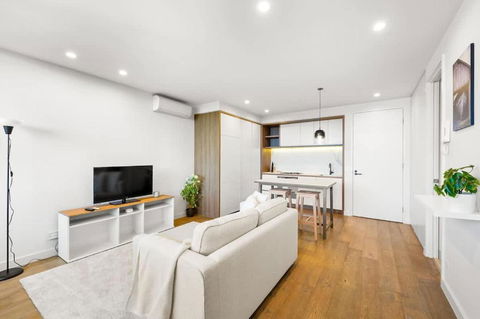 Perfectly Located Executive 1BR At Caulfield North - Events Australia 0