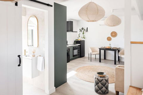 Petite Chateau Waterfront Chateau With Hot Tub - Events Australia 0