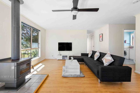 Picturesque Lakeside Getaway: Views, Beach, Park - Events Australia 2