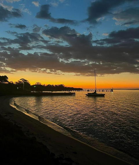 Picturesque Lakeside Getaway: Views, Beach, Park - Events Australia 1