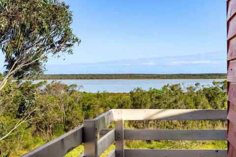 Picturesque Lakeside Getaway: Views, Beach, Park - Events Australia 3