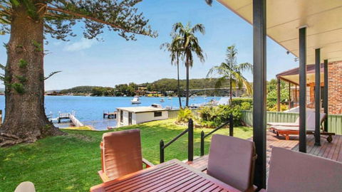 Pine Tree Cottage - Waterfront - Events Australia 0
