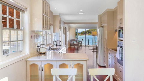 Pine Tree Cottage - Waterfront - Events Australia 3