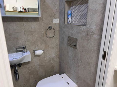 Private 1 Bedroom Apartment Near Beach And Shops - Tourism Bookings 2