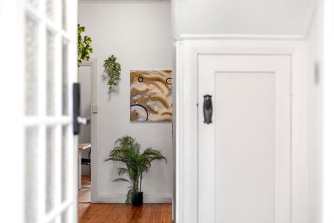 Quaint Double Room - Seconds To Shops & Eateries - Shared Bathroom - Tourism Bookings 3