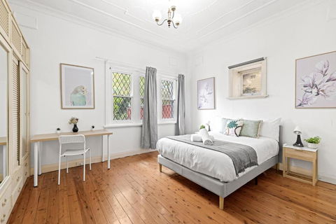 Quaint Double Room - Seconds To Shops & Eateries - Shared Bathroom - Tourism Bookings 1