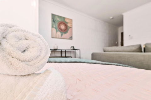 Cairns Retro Studio Charm In Edge Hill - Events Australia 1