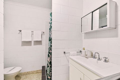 Cairns Retro Studio Charm In Edge Hill - Events Australia 2