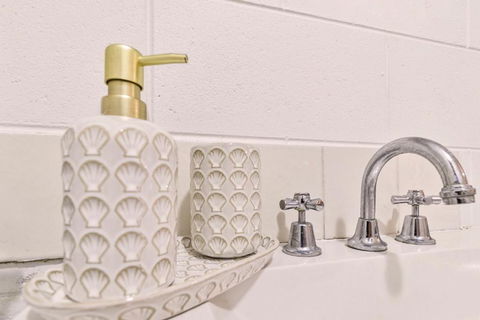 Cairns Retro Studio Charm In Edge Hill - Events Australia 3