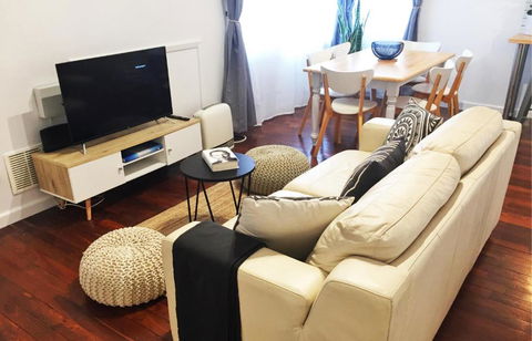 Quick Stroll To The City - Tourism Bookings 3