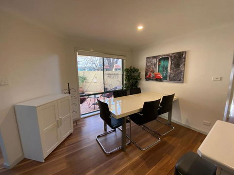 Quiet 2 Bedroom Apt In The Heart Of Old Kingston - Events Australia 1