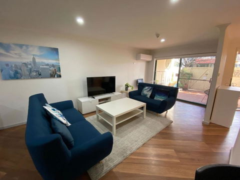 Quiet 2 Bedroom Apt In The Heart Of Old Kingston - Events Australia 0