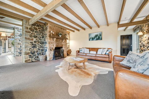 Quigtoo Cottage - Beautiful 4BR Stone Cottage L WiFi L Bath L Garden - Events Australia 2