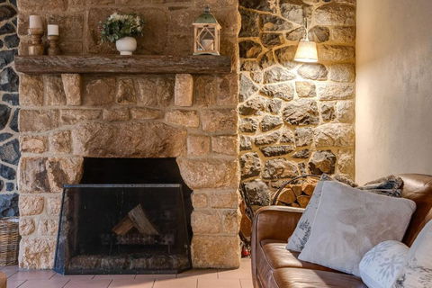 Quigtoo Cottage - Beautiful 4BR Stone Cottage L WiFi L Bath L Garden - Events Australia 3