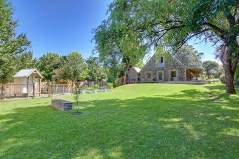 Quigtoo Cottage - Beautiful 4BR Stone Cottage L WiFi L Bath L Garden - Events Australia 0