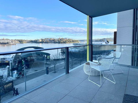 RARE Luxury Waterfront Living - Accommodation Europe 1