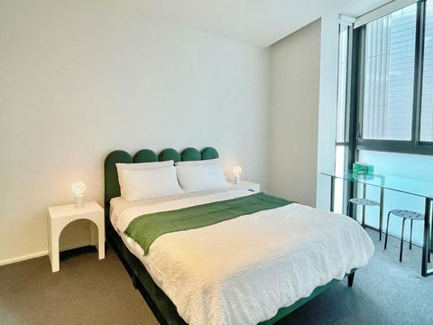 RARE Luxury Waterfront Living - Accommodation Europe 2