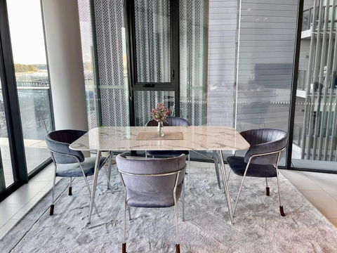 RARE Luxury Waterfront Living - Accommodation Europe 3