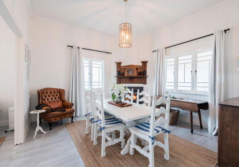 Pretty Pink Queenslander With Spectacular Views! - Events Australia 2