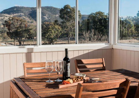 Pretty Pink Queenslander With Spectacular Views! - Events Australia 1