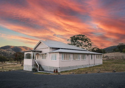 Pretty Pink Queenslander With Spectacular Views! - Events Australia 0
