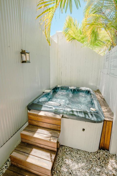 Private Outdoor Spa, Fire Pit, Cinema Room - THE COTTAGE COOLUM BEACH - Events Australia 0