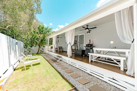 Private Outdoor Spa, Fire Pit, Cinema Room - THE COTTAGE COOLUM BEACH - Events Australia 3