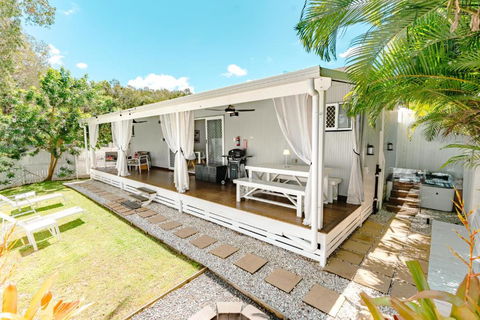 Private Outdoor Spa, Fire Pit, Cinema Room - THE COTTAGE COOLUM BEACH - Events Australia 1