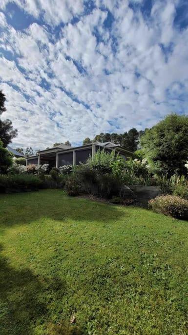 Quiet Family Retreat Getaway - Wildlife Park, Sovereign Hill, Kryall Castle And City At Your Door - Modern House, 8 Guests, 4 Bedrooms, 5 Beds - Accommodation Europe 0