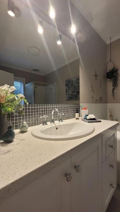 Quiet Family Retreat Getaway - Wildlife Park, Sovereign Hill, Kryall Castle And City At Your Door - Modern House, 8 Guests, 4 Bedrooms, 5 Beds - Accommodation Europe 2