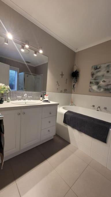 Quiet Family Retreat Getaway - Wildlife Park, Sovereign Hill, Kryall Castle And City At Your Door - Modern House, 8 Guests, 4 Bedrooms, 5 Beds - Accommodation Europe 3
