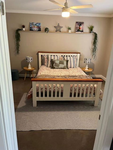 Quiet Family Retreat Getaway - Wildlife Park, Sovereign Hill, Kryall Castle And City At Your Door - Modern House, 8 Guests, 4 Bedrooms, 5 Beds - Accommodation Europe 1