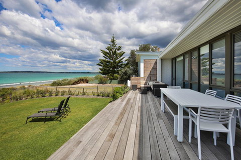 Azure Absolute Beachfront - Pet Friendly - Events Australia 0