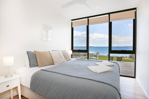 Azure Absolute Beachfront - Pet Friendly - Events Australia 3