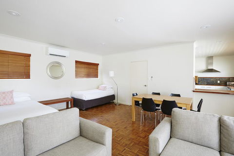 Bay Beach Motel - Accommodation Europe 1