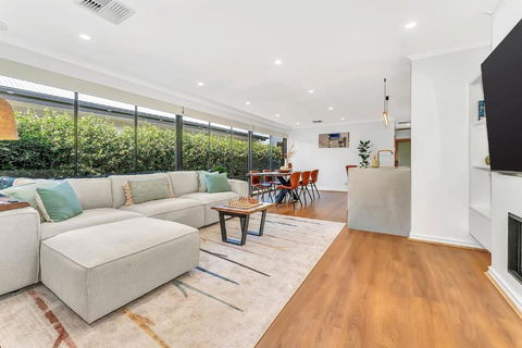 Redbrick Retreat - Generous Coastal Escape - Events Australia 0