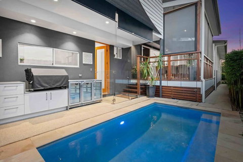 Redcliffe CBD Family Beach House - Accommodation Europe 0